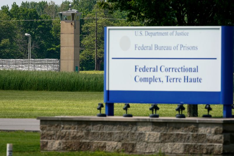&copy; Reuters. FILE PHOTO: A correction officer keeps watch from a tower at The Federal Corrections Complex in Terre Haute