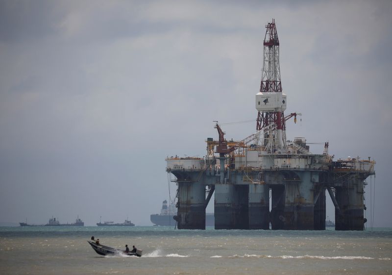 &copy; Reuters. FILE PHOTO: An oil rig is seen in the waters on the southern coast of Pengerang