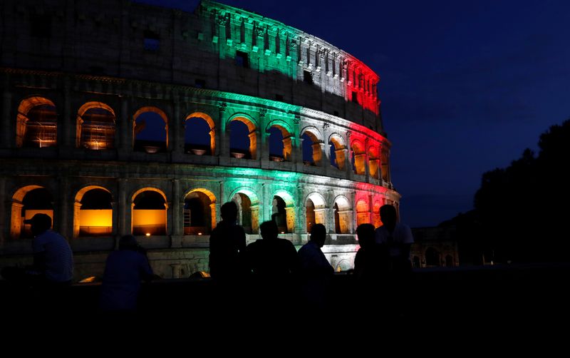 &copy; Reuters. El antiguo Coliseo de Roma se ilumina con los colores de la bandera italiana en honor a las víctimas de coronavirus de todo el mundo, en Roma, Italia, el 31 de mayo de 2020