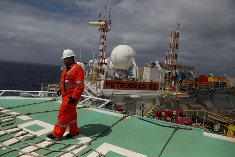 &copy; Reuters. FILE PHOTO: A worker walks on the heliport at the Brazil&apos;s Petrobras P-66 oil rig in the offshore Santos basin in Rio de Janeiro