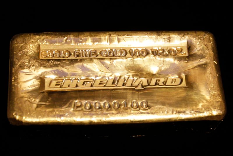 &copy; Reuters. Слиток золота весом 100 унций в здании Нью-Йоркской фондовой биржи
