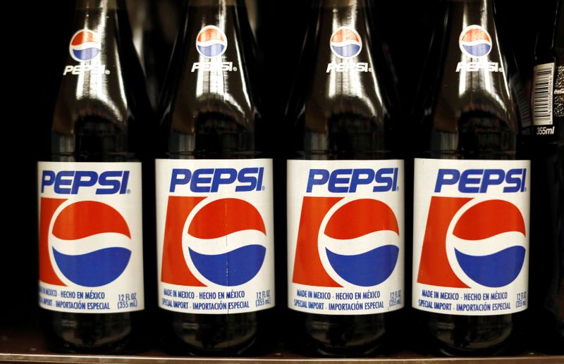 &copy; Reuters. Бутылки Pepsi в продуктовом магазине в Пасадене