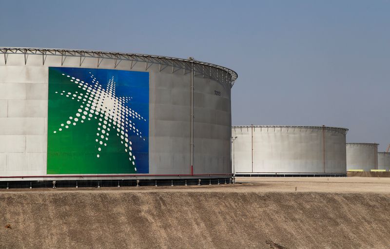 &copy; Reuters. Логотип компании Saudi Aramco на нефтехранилище в Абкайке