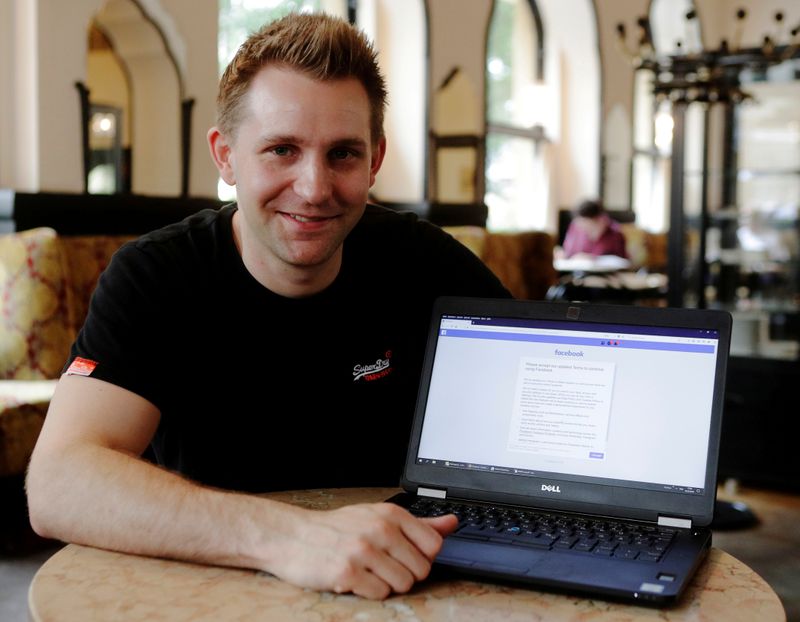 © Reuters. FILE PHOTO: Austrian lawyer and privacy activist Schrems displays his Facebook account's updated terms page during a Reuters interview in Vienna