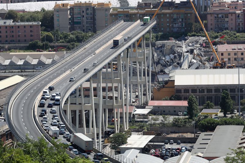 © Reuters. El colapso del puente de Morandi en la ciudad portuaria italiana de Génova, Italia