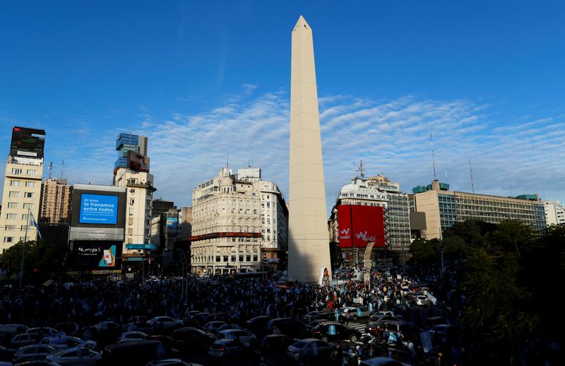 &copy; Reuters. Manifestantes protestam contra medidas de quarentena em Buenos Aires