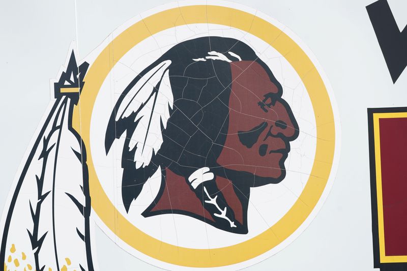 © Reuters. Redskins logo is seen on a vehicle after the team announced they will scrap the name at FedEx Field in Landover, Maryland