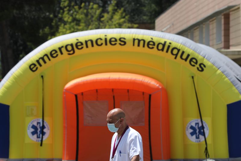 &copy; Reuters. Profissional de saúde diante de hospital de campanha em Lleida, na Catalunha