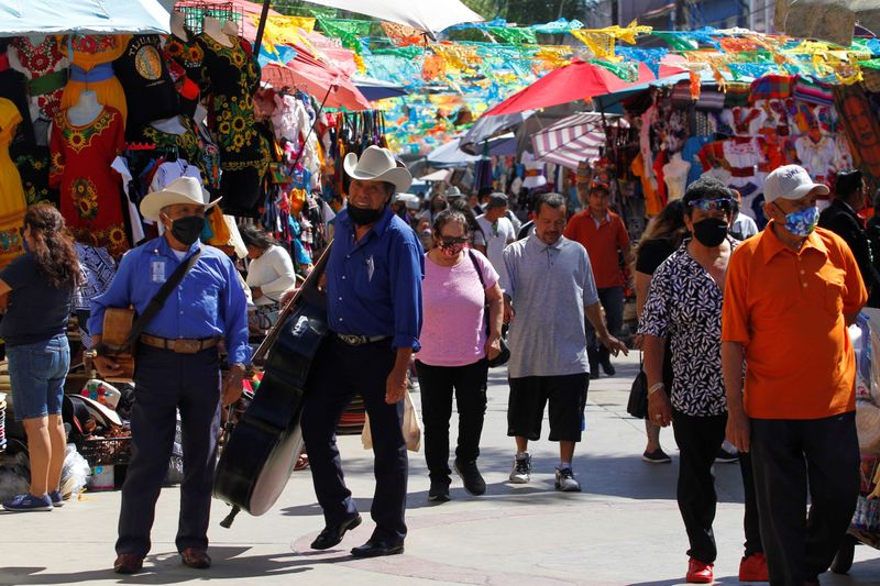 &copy; Reuters. Mercado popular na cidade mexicana de Tijuana durante a pandemia de coronavírus