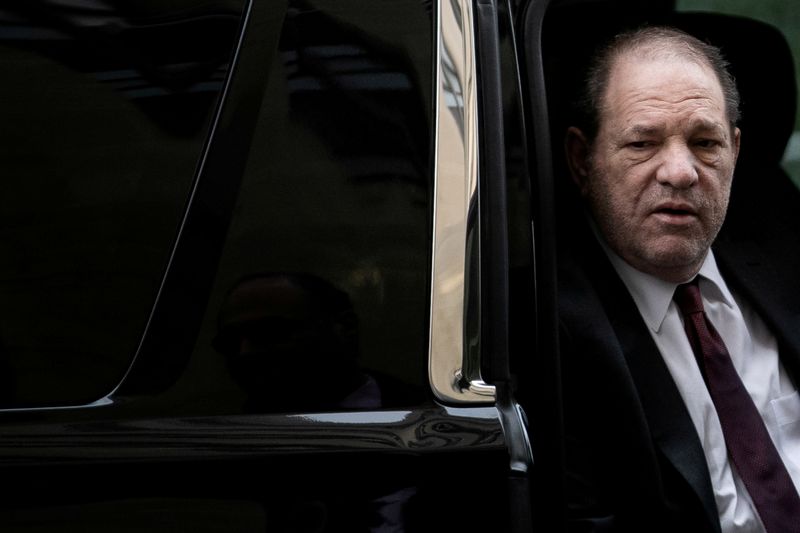 &copy; Reuters. FILE PHOTO: Film producer Harvey Weinstein arrives at New York Criminal Court for his sexual assault trial in the Manhattan borough of New York City