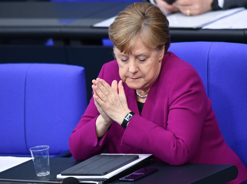 &copy; Reuters. La canciller alemana, Angela Merkel, asiste a una sesión de la Bundestag para abordar las políticas sobre el coronavirus. Abril 23, 2020. REUTERS/Annegret Hilse