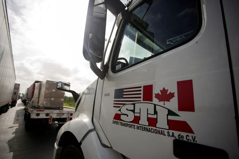 &copy; Reuters. FILE PHOTO: Trucks wait in a long queue for border customs control to cross into the U.S., at the World Trade Bridge in Nuevo Laredo