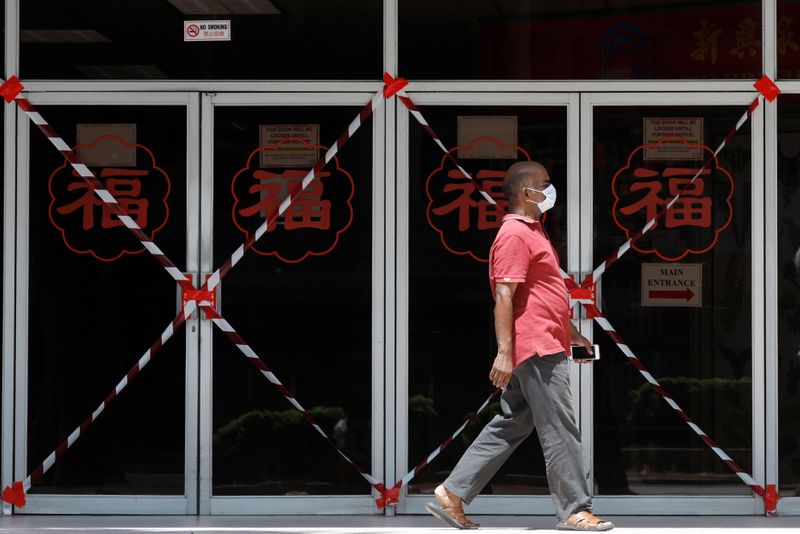 &copy; Reuters. A man passes a closed off mall amid the coronavirus disease (COVID-19) outbreak in Singapore