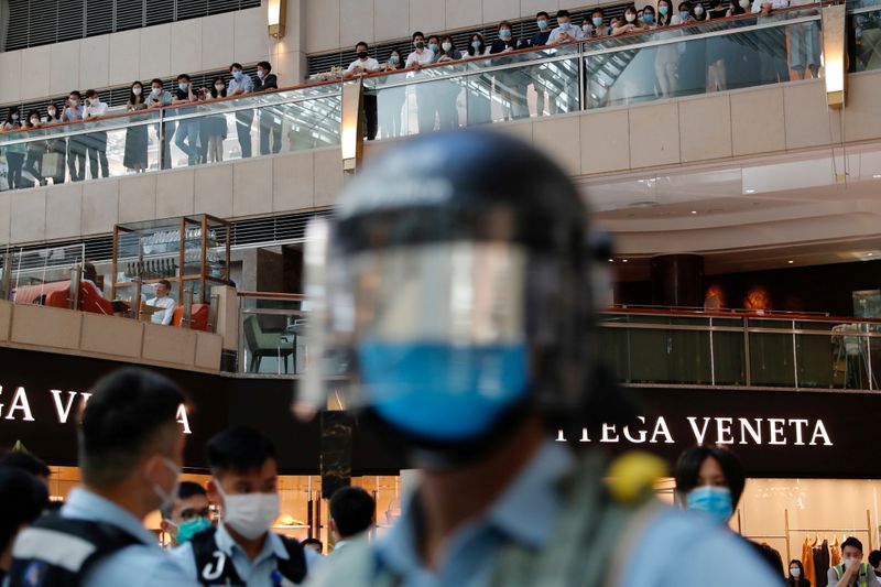 © Reuters. FILE PHOTO: Riot police patrol at a shopping mall during a protest after China's parliament passes a national security law for Hong Kong, in Hong Kong