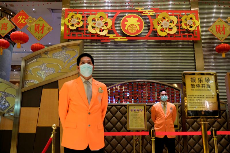 &copy; Reuters. FILE PHOTO: Security guards stand outside the closed Grand Lisboa casino, following the coronavirus outbreak in Macau