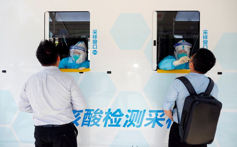 © Reuters. FILE PHOTO: Outbreak of the coronavirus disease (COVID-19) in Beijing