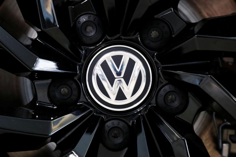 © Reuters. The logo of German carmaker Volkswagen is seen on a rim cap in a showroom of a Volkswagen car dealer in Brussels