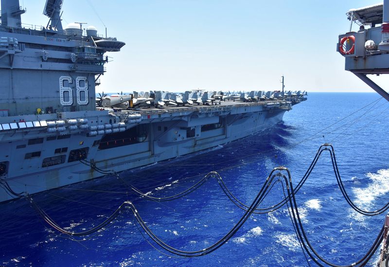 © Reuters. U.S. Navy aircraft carrier USS Nimitz receives fuel from the Henry J. Kaiser-class fleet replenishment oiler USNS Tippecanoe