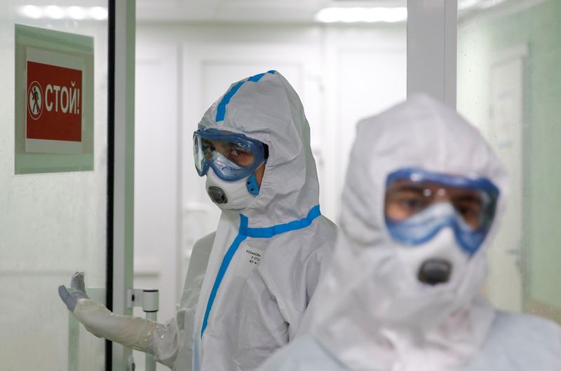 © Reuters. Медицинские работники в защитных костюмах в московской Городской клинической больнице №15 им О.М. Филатова