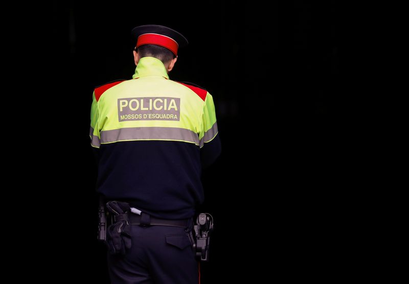 &copy; Reuters. Un Mosso d&apos;Esquadra, de la policía regional catalana, hace guardia en la sede del gobierno regional, la Generalitat, en Barcelona, España, el 16 de octubre de 2017