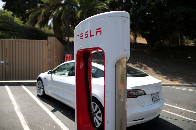 &copy; Reuters. FILE PHOTO: A Tesla SuperCharger station is seen in Los Angeles