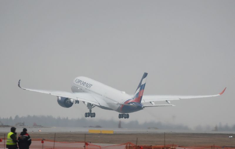 &copy; Reuters. Самолет Airbus A350-900 Аэрофлота вылетает из московского аэропорта Шереметьево во время демонстрационного полета