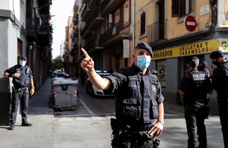 © Reuters. الشرطة تعتقل اثنين من مواطني الجزائر في عملية لمكافحة الإرهاب ببرشلونة