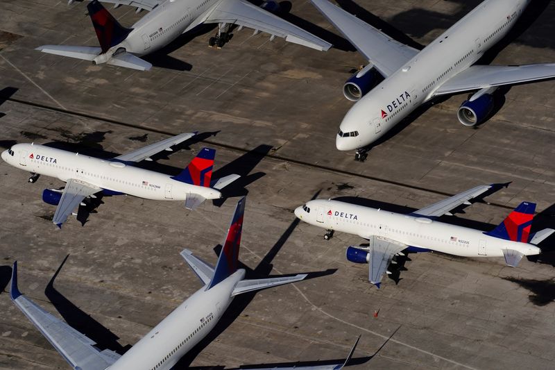 &copy; Reuters. FILE PHOTO: Delta Air Lines passenger planes parked in Birmingham