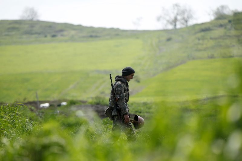 &copy; Reuters. Военный у города Мартуни в Нагорном Карабахе