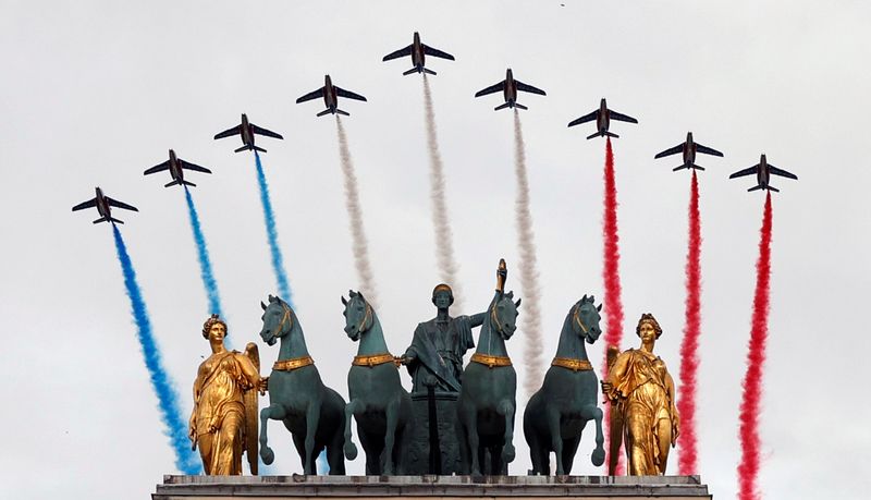 &copy; Reuters. Força Aérea francesa sobrevoa Arco do Triunfo em comemoração ao Dia da Bastilha