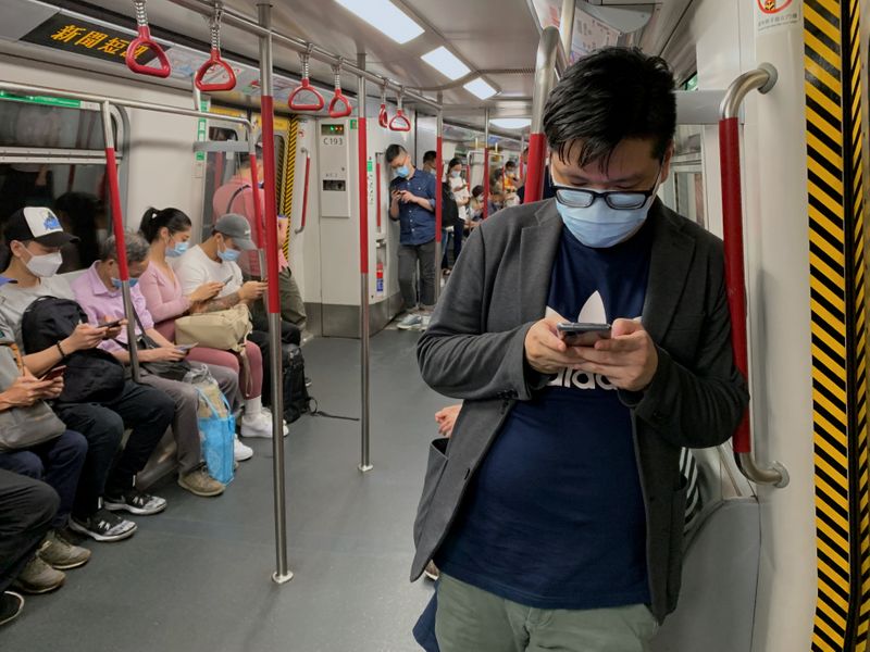 &copy; Reuters. Passageiros usam máscaras de proteção em trem de Hong Kong