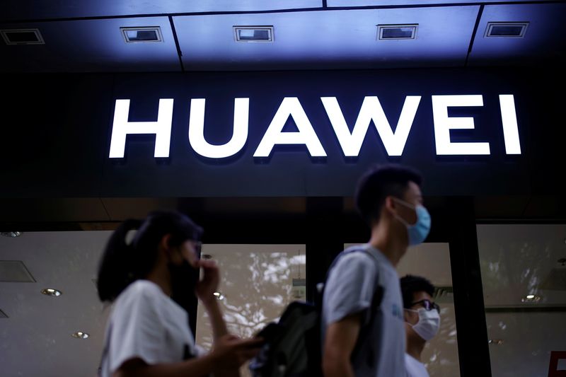&copy; Reuters. People walk past a Huawei store at a shopping mall in Shanghai
