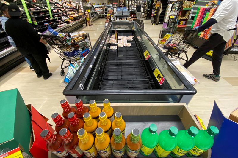 © Reuters. Foto de archivo de clientes en un supermercado en Los Angeles, California