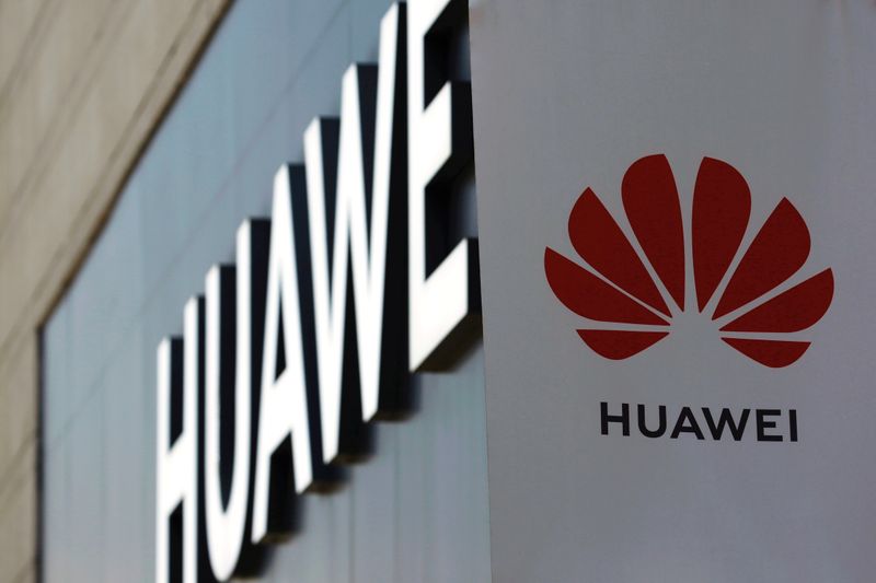 &copy; Reuters. Il logo di Huawei fuori da un centro commerciale a Pechino, 14 luglio 2020