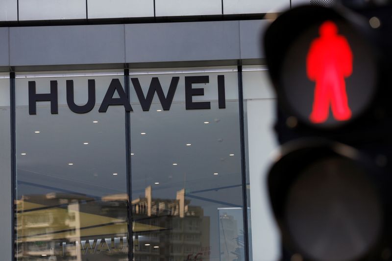 &copy; Reuters. Huawei sign is seen on its store near a traffic light in Beijing