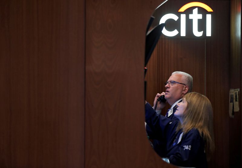 &copy; Reuters. FILE PHOTO: Traders work in the Citigroup booth on the floor of the NYSE in New York