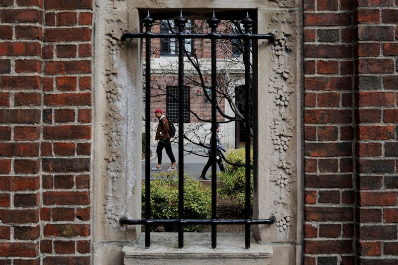 &copy; Reuters. Estudantes e pedestres na Universidade de Harvard