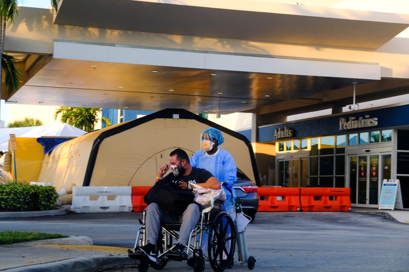 &copy; Reuters. Enfermeira leva paciente para o carro em hospital da Flórida