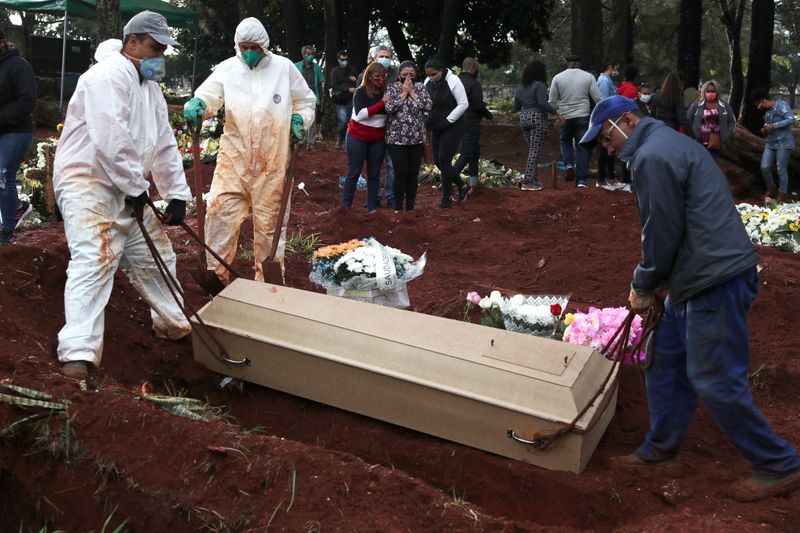 &copy; Reuters. Enterro de vítima da Covid-19 em São Paulo (SP)