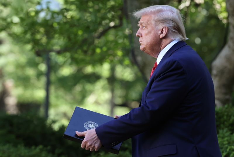 &copy; Reuters. El presidente de Estados Unidos Donald Trump llega a una conferencia de prensa en la Rosaleda de la Casa Blanca en Washington.