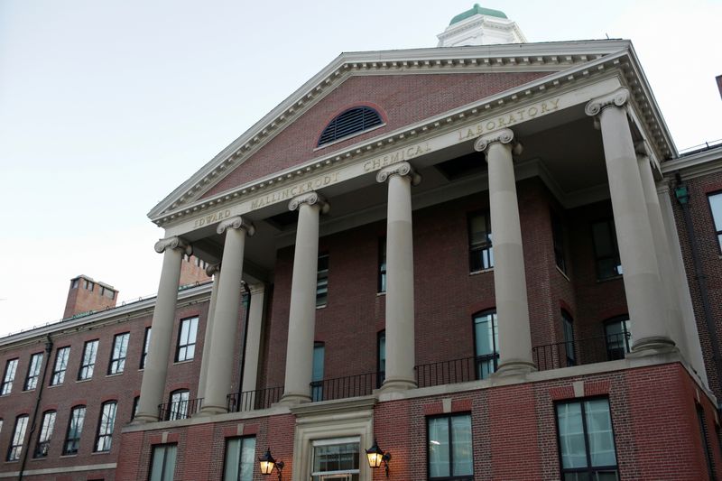 &copy; Reuters. IMAGEN DE ARCHIVO. El exterior del Departamento de Química y Biología Química de la Universidad de Harvard, en Cambridge, Massachusetts, EEUU