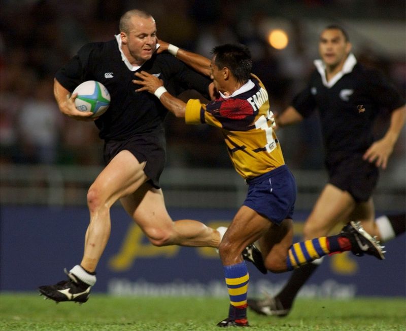 © Reuters. FILE PHOTO: NEW ZEALAND'S RANDLE TRIES TO SHAKE OFF MALAYSIA'S JAMIL ABD RAHMAN.