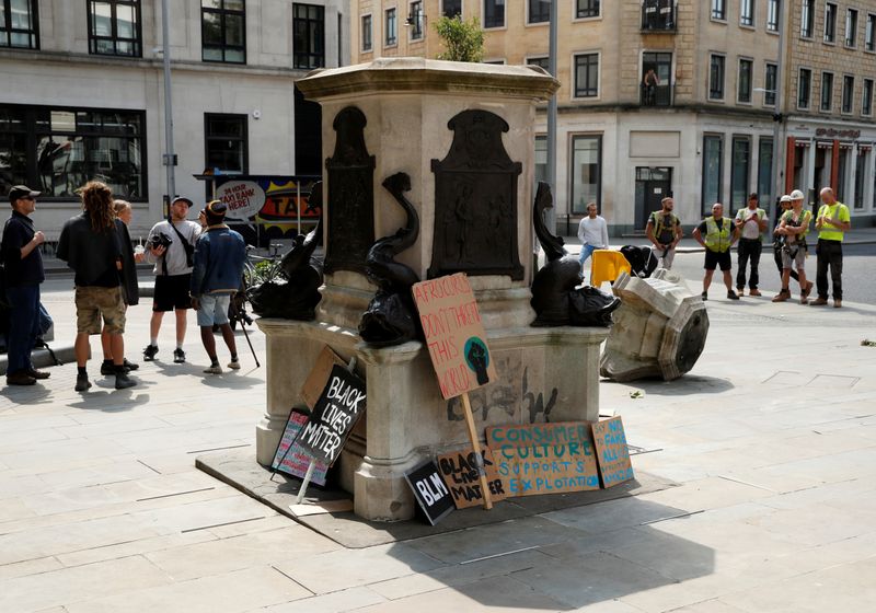 &copy; Reuters. FILE PHOTO: People observe the base of the statue of Edward Colston