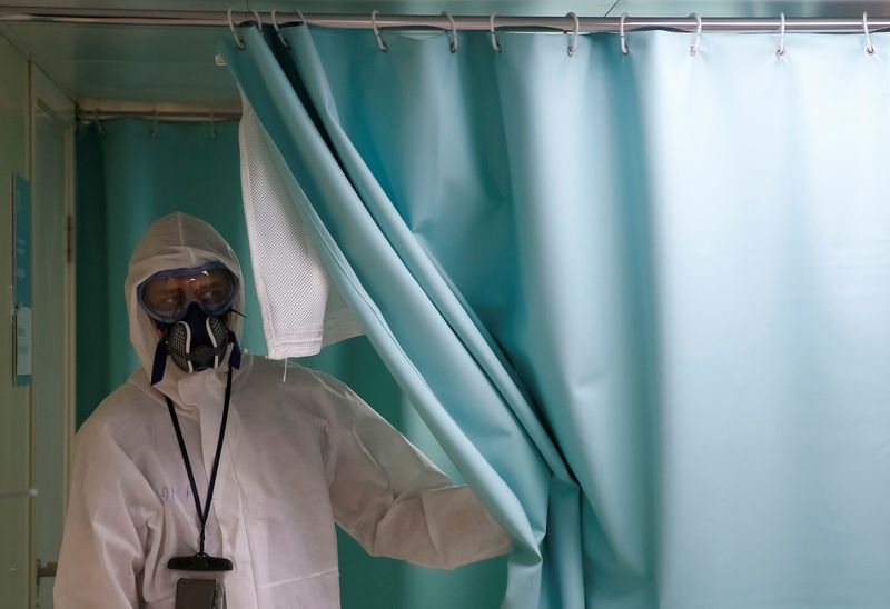 &copy; Reuters. Медицинский работник в защитном костюме в московской Городской клинической больнице №52