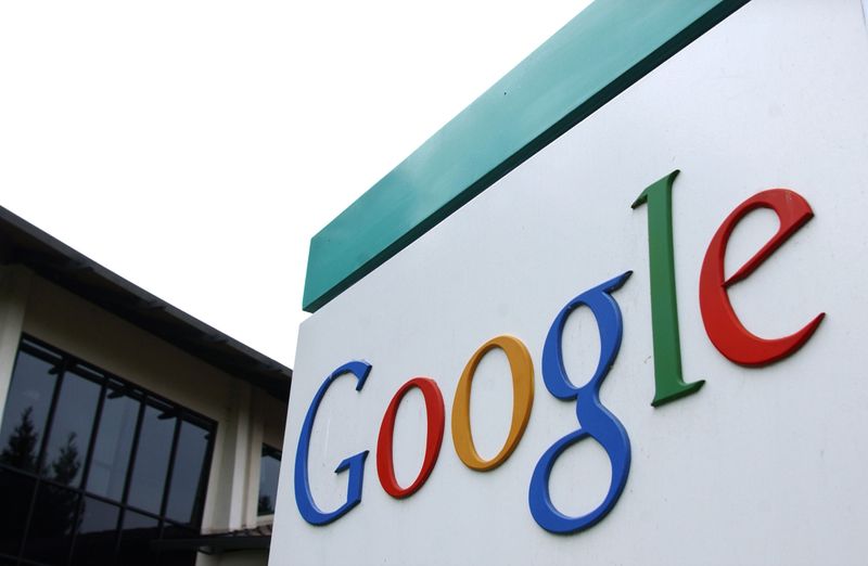 © Reuters. Логотип Google Inc. возле штаб-квартиры в Маунтин-Вью, Калифорния