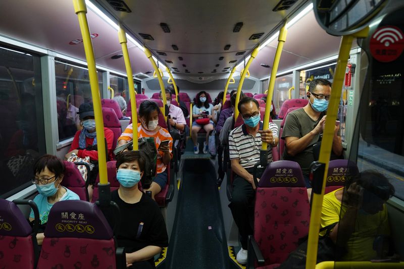 &copy; Reuters. FOTO DE ARCHIVO: Personas con mascarillas en un autobús en Hong Kong, China