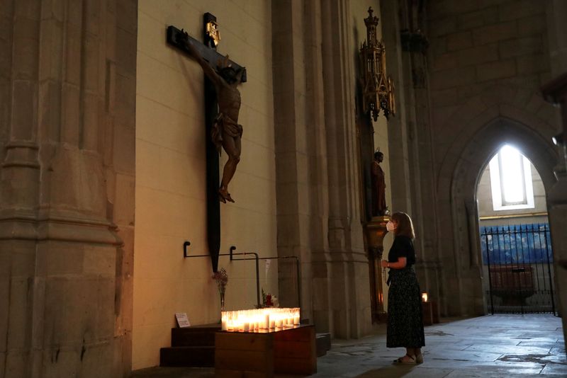 &copy; Reuters. FOTO DE ARCHIVO: Una mujer con mascarilla dentro de una iglesia en Lleida, España, el 13 de julio de 2020