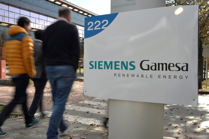 &copy; Reuters. FOTO DE ARCHIVO: El logotipo de Siemens Gamesa se exhibe en el exterior de la sede de la compañía en Zumudio, cerca de Bilbao, España