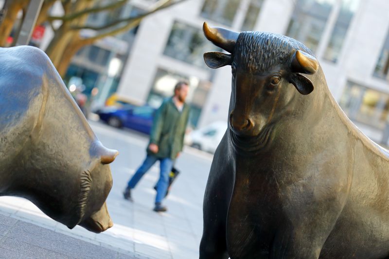&copy; Reuters. FOTO DE ARCHIVO: Las estatuas del toro y el oso en Fráncfort