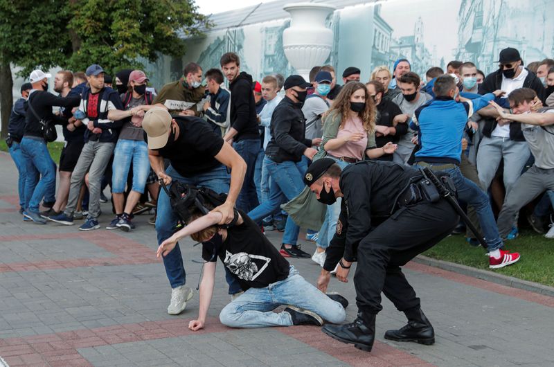 &copy; Reuters. روسيا البيضاء تعتقل 250 محتجا بعد منع منافسين للوكاشينكو من الترشح